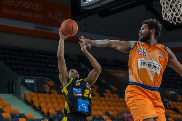 并凭借闪电 并凭借闪电